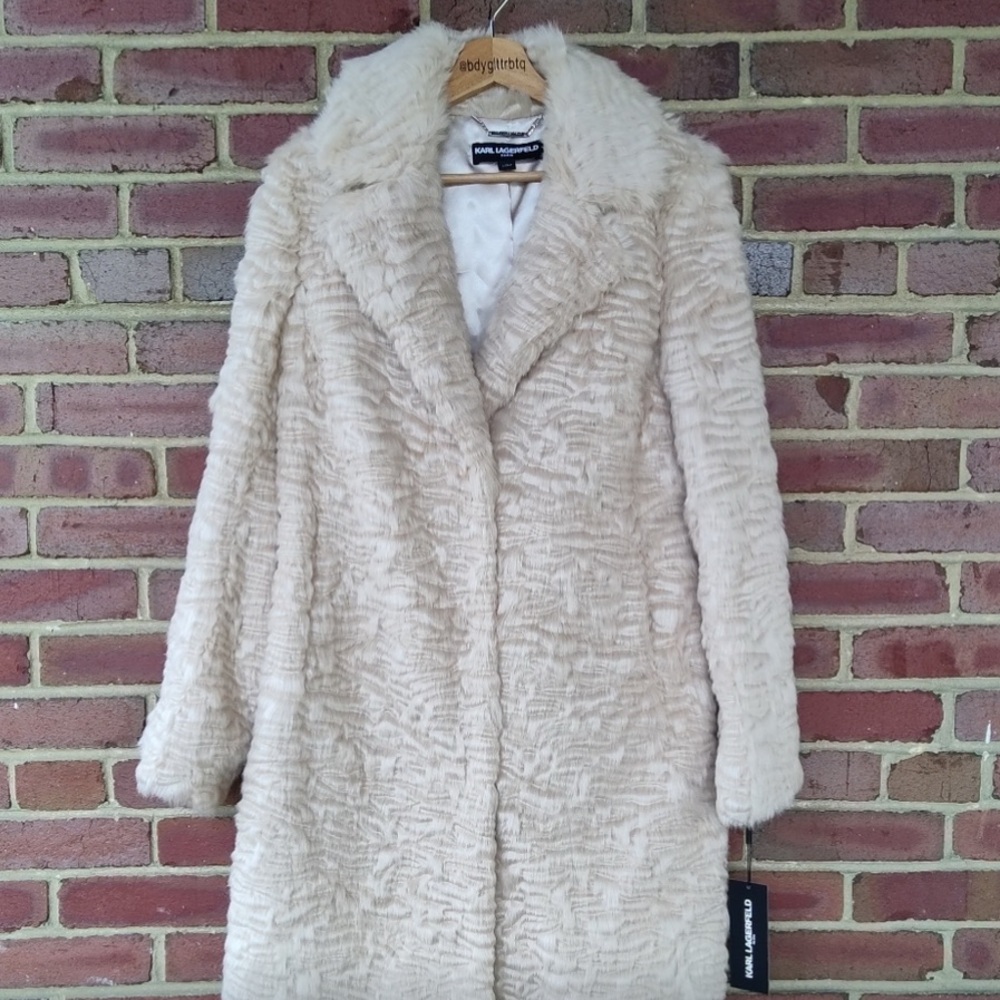 NWOT PARIS CREAM, FAUX-FUR…  STUNNING AND FABULOUS COAT
#DON’TMISSOUT✌️